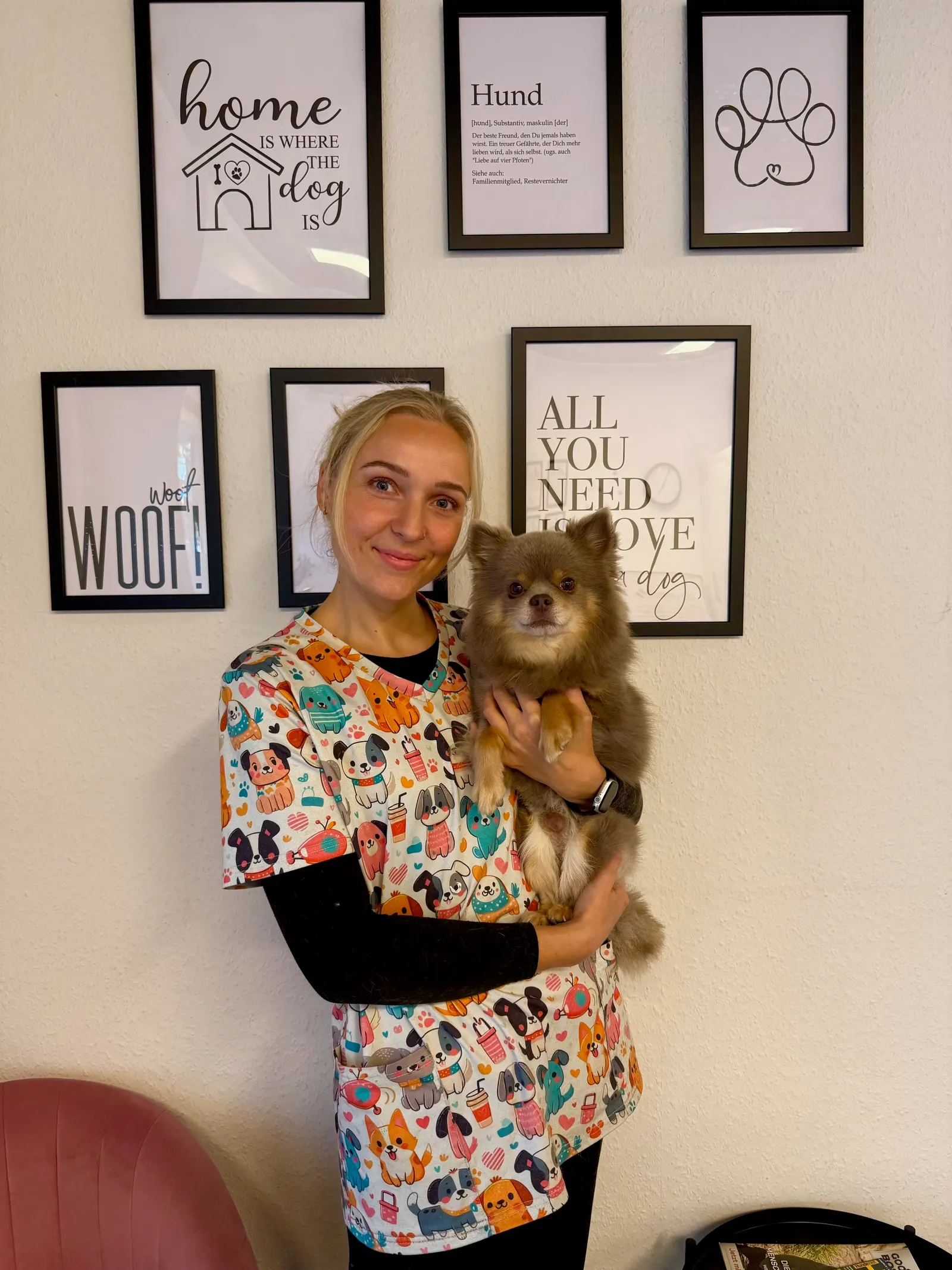 Amy Aslan, Inhaberin des Hundesalons Fellness, mit ihrem Hund Monty auf dem Arm