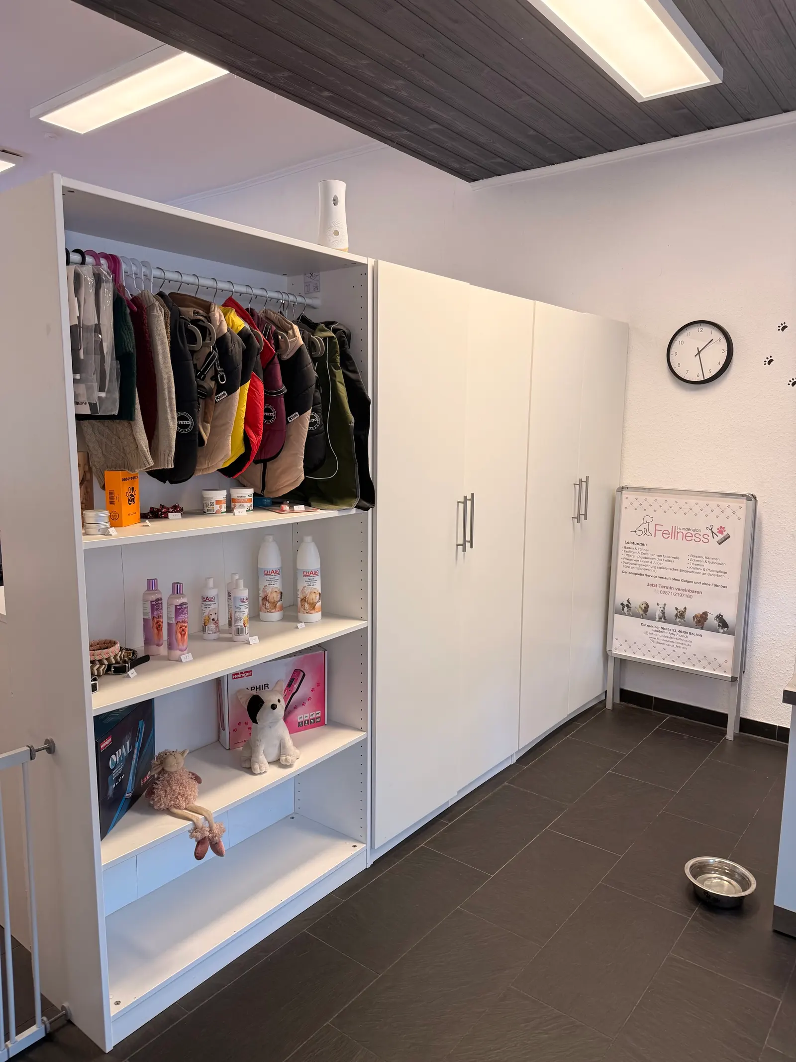 Regal mit Hundemänteln, Shampoos und Halsbändern